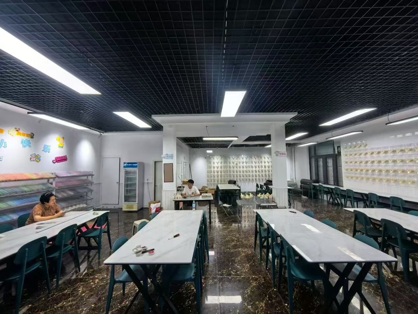 大学商圈店大空间全景