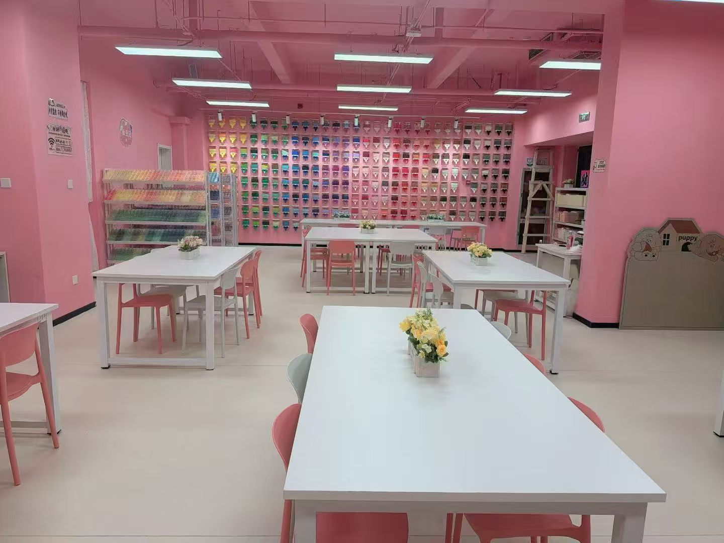 粉色社区店内的彩色豆架墙和体验长桌